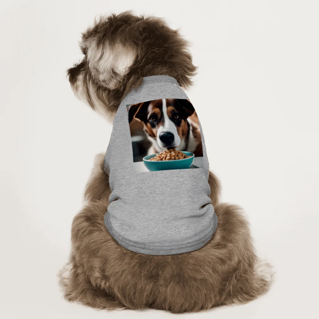 クロスクリエイティブの食べている犬 Dog T-shirt