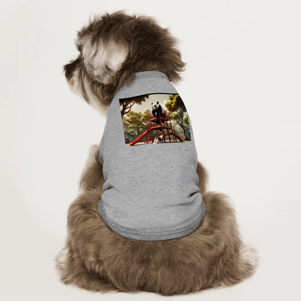 Irissyuのジャングルジムに乗るパンダのアイテム ドッグTシャツ