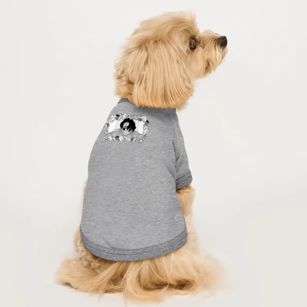 遠く静かな森の頬のマッサージを受ける美少年(文字なし) Dog T-shirt