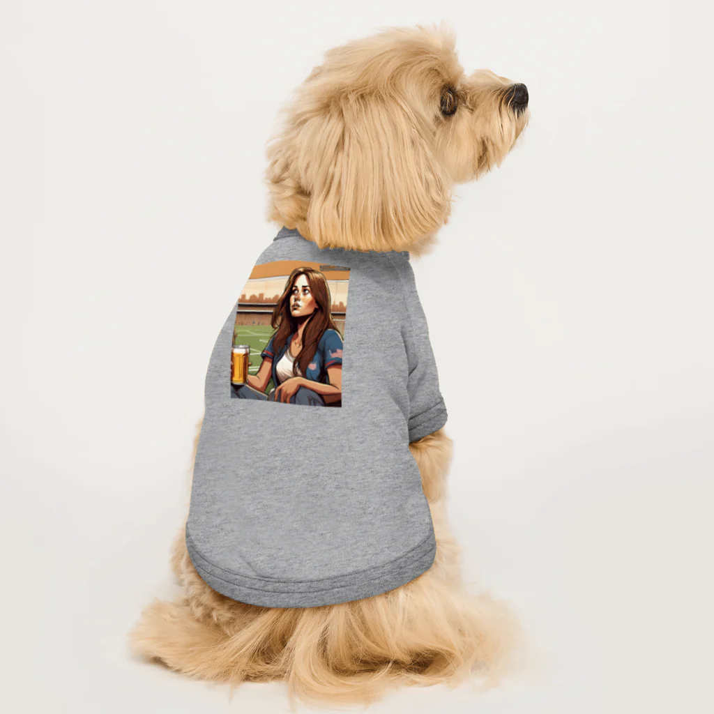 ワンダーワールド・ワンストップのアメリカ人女性が野外でビール片手に Dog T-shirt