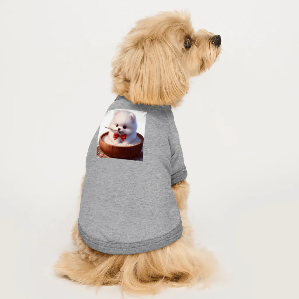 Pom-Dog'sのご飯に埋もれる白ポメ Dog T-shirt