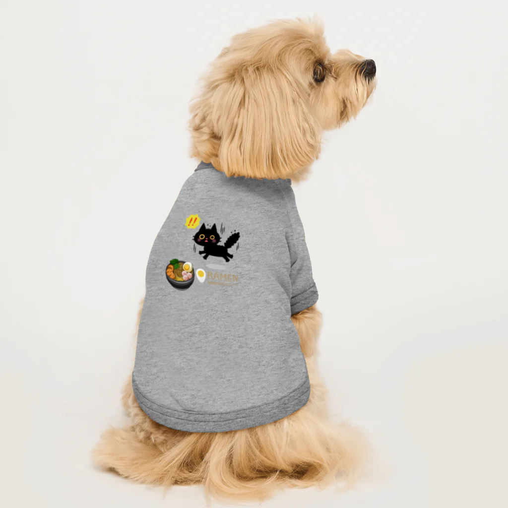 MirofuruDesignのラーメンが大好きな黒猫がラーメンを見つけて驚いている Dog T-shirt