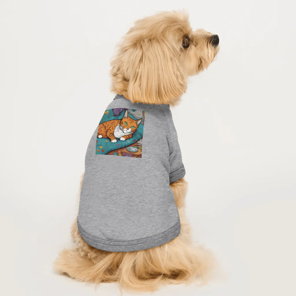 某アニメ風グッズのクッションに寝そべるネコ Dog T-shirt