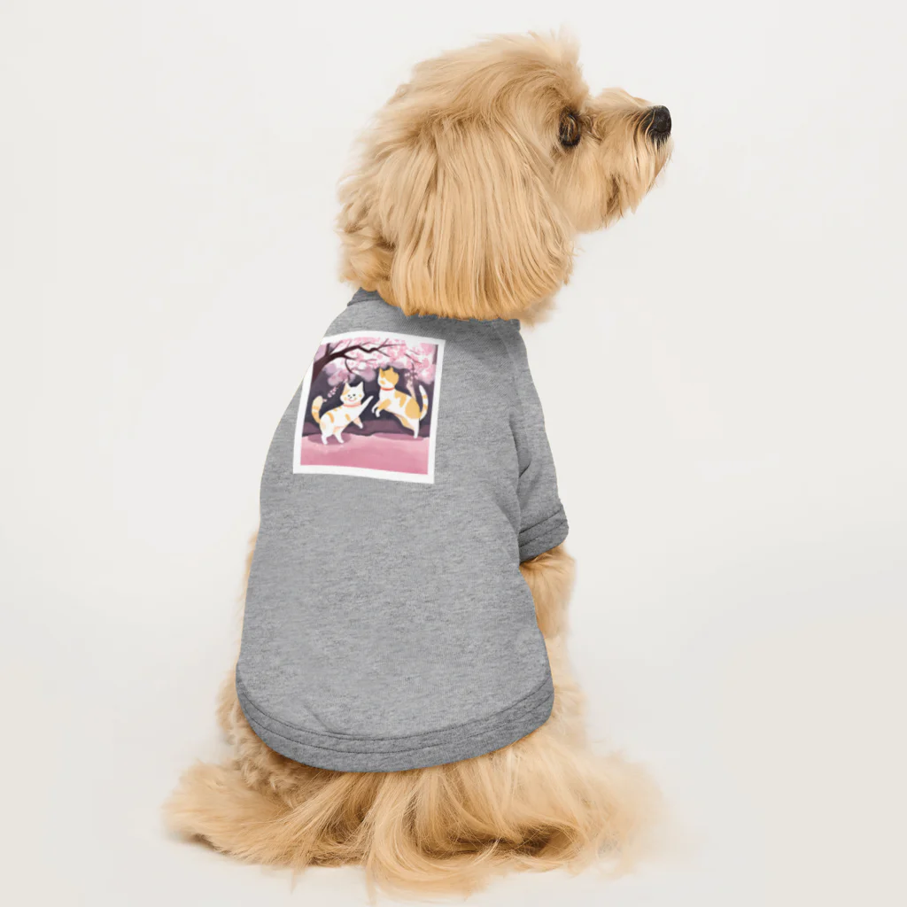 Shironekokuuの桜で遊ぶ犬と猫 Dog T-shirt