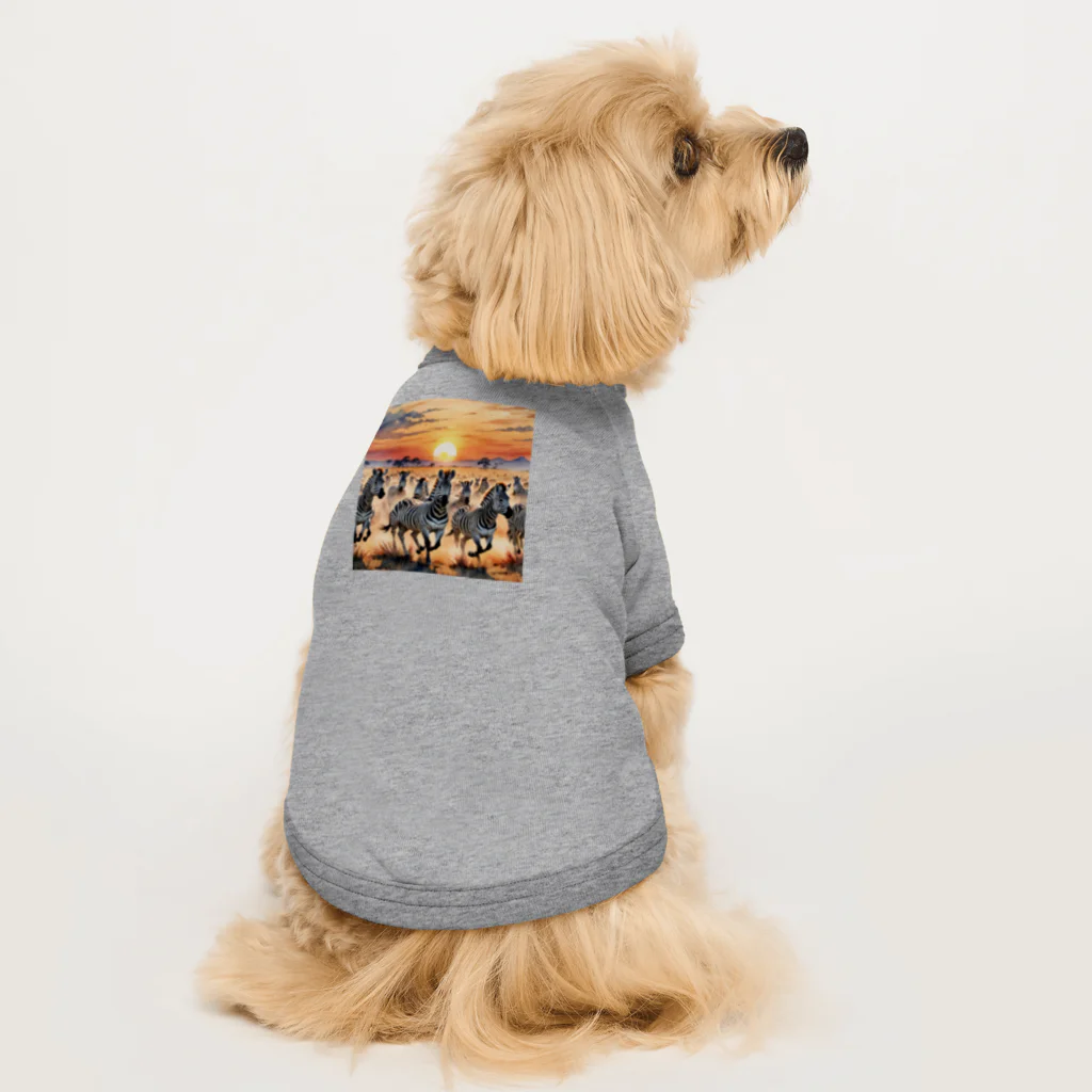 nigihayahiの夕焼けを走るシマウマ Dog T-shirt