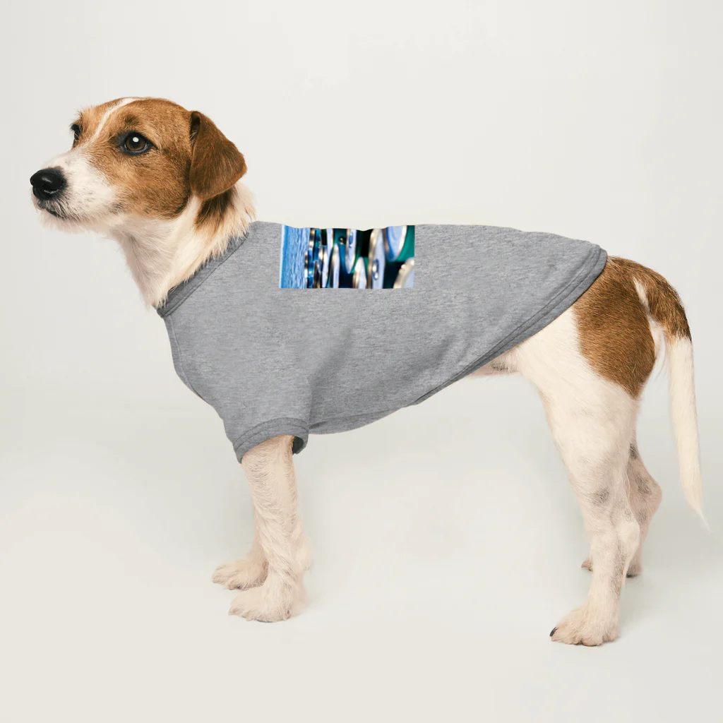 クリエイティブキャンパスマンの海への大冒険 Dog T-shirt