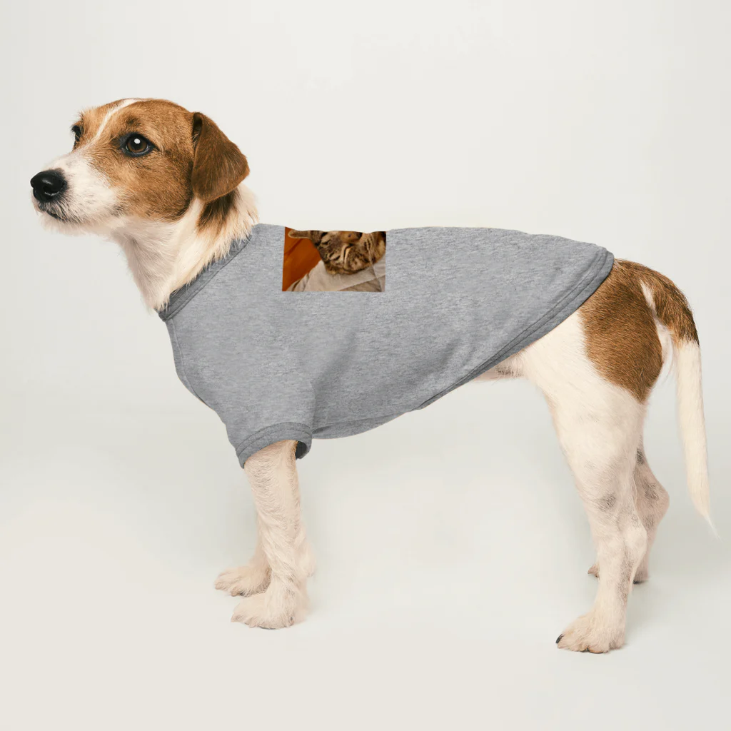 猫、かわいい系ショップの寝ているにゃんこの写真 Dog T-shirt