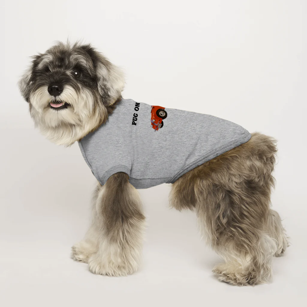 犬グッズの店しえるぶるーのレーシングカーに乗った黒パグ Dog T-shirt