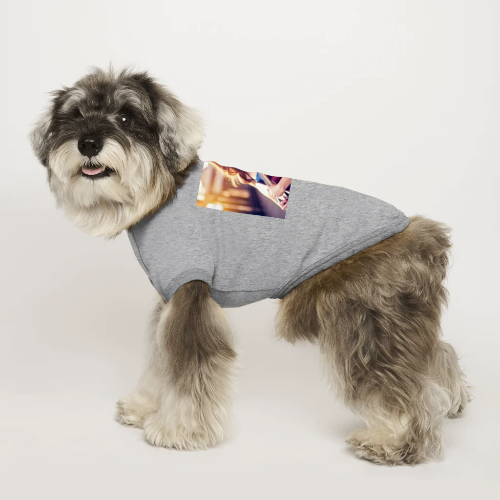 Stylishの女性の微笑み Dog T-shirt