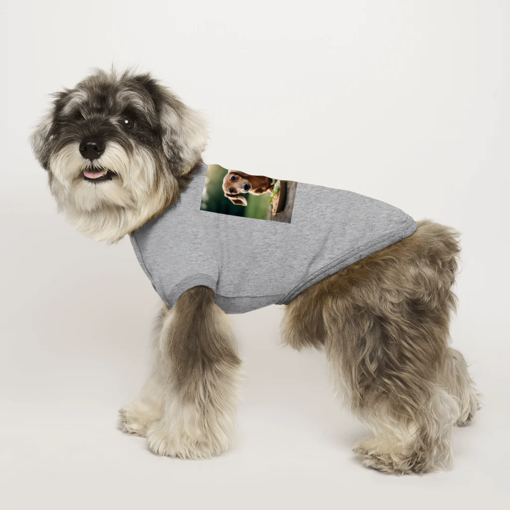 じじのおやつを前にしたダックスフント Dog T-shirt