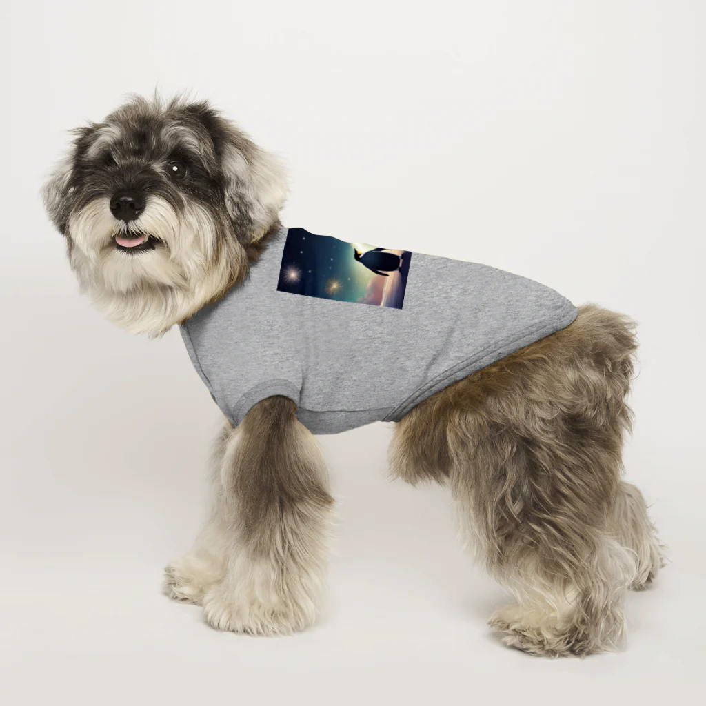 zumimityのロケット花火を見上げているペンギン Dog T-shirt