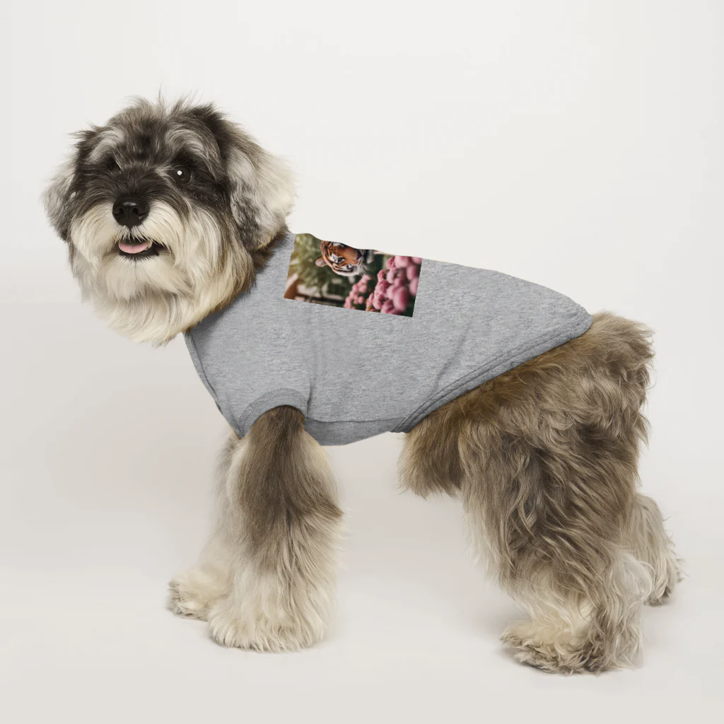 クロスクリエイティブの花を植えているトラ Dog T-shirt