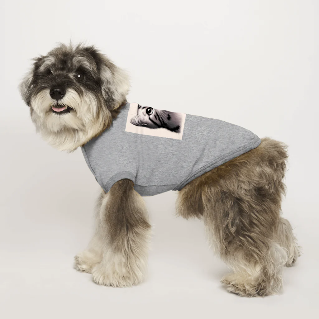 獣医学生の高橋さんの斜め上を見る猫 Dog T-shirt