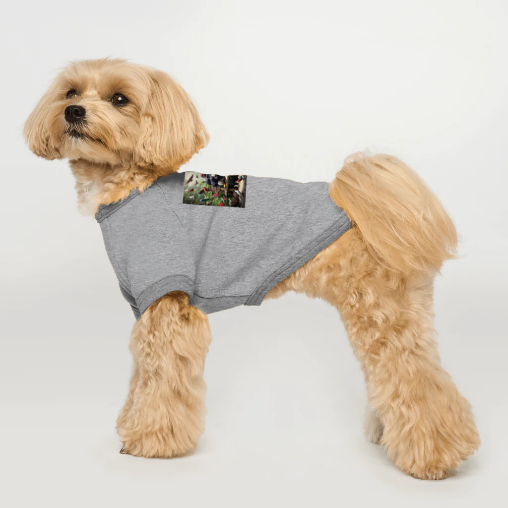 saijo79の鳥の餌を食べるゴリラ Dog T-shirt