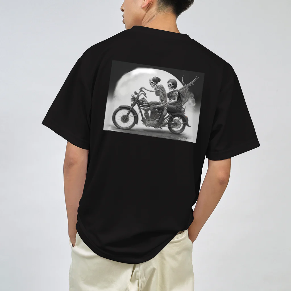 Skull sectionのバイクとガイコツ（黒メイン） ドライTシャツ