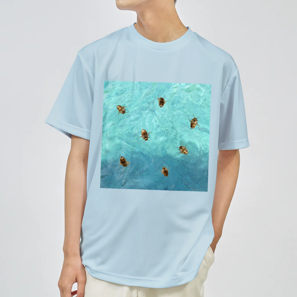 L_arctoaの海を泳ぐチャイロチビゲンゴロウ ドライTシャツ