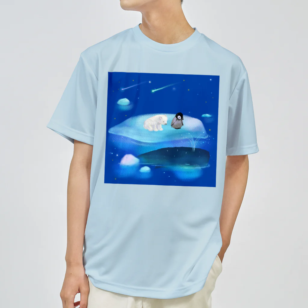 NORIMA'S SHOP の漂流した氷の上でクジラを眺めるしろくまくんとペンギンちゃん ドライTシャツ