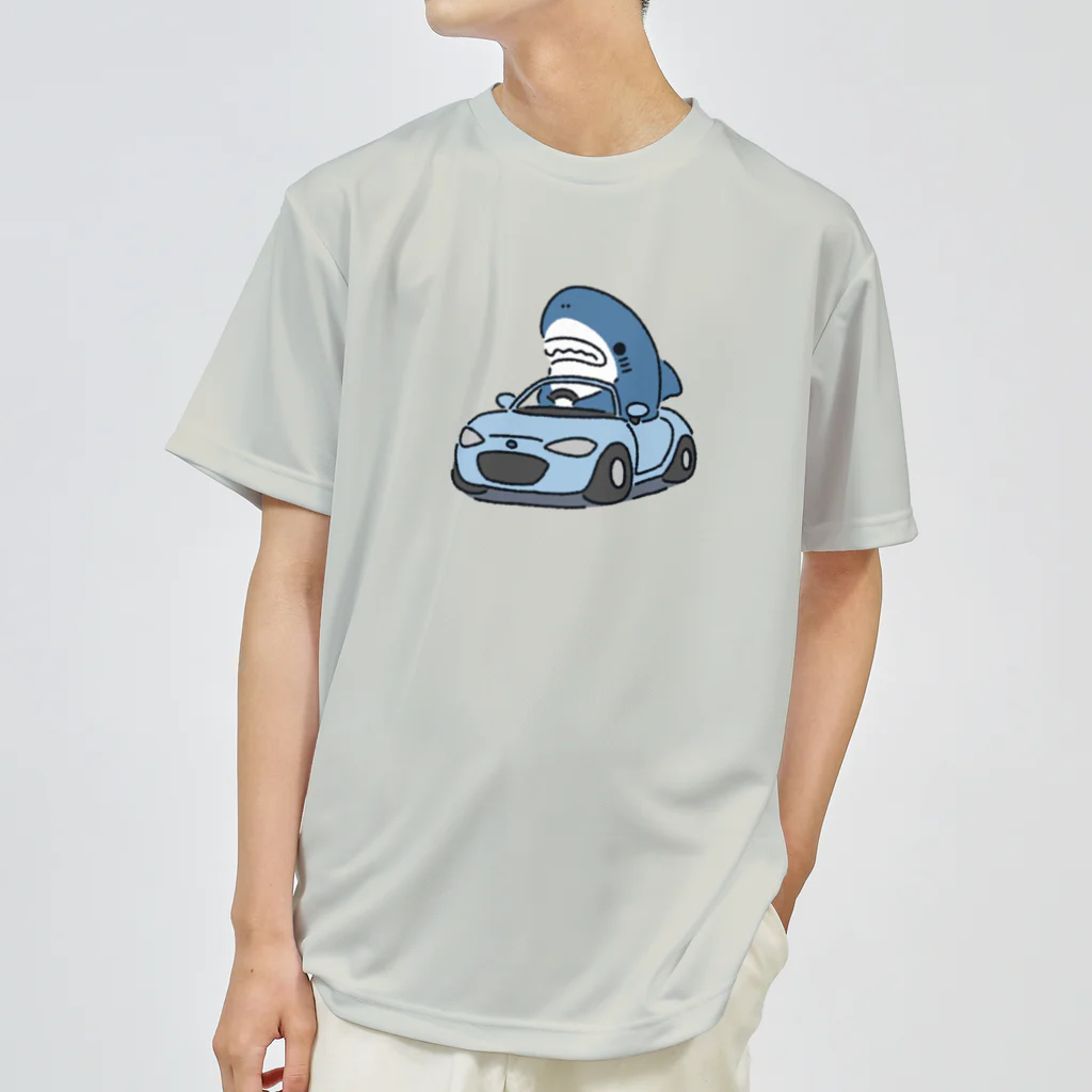 サメ わりとおもいのオープンカーに乗るサメ2024 ドライTシャツ