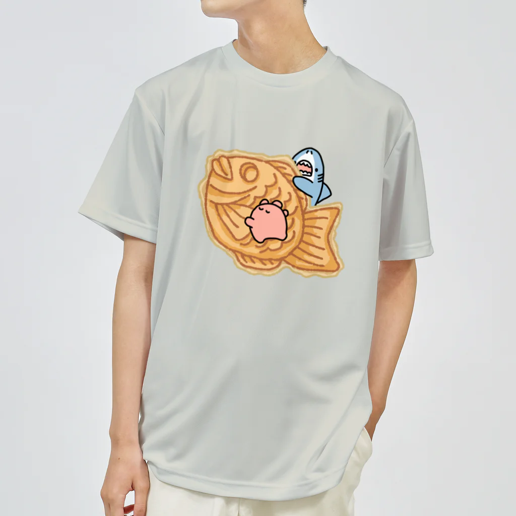 サメとメンダコ[namelessmm2]のたい焼き食べたいサメとメンダコ ドライTシャツ