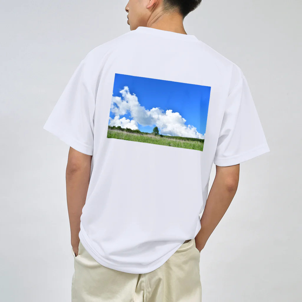 pattedyrの高原の青空 ドライTシャツ