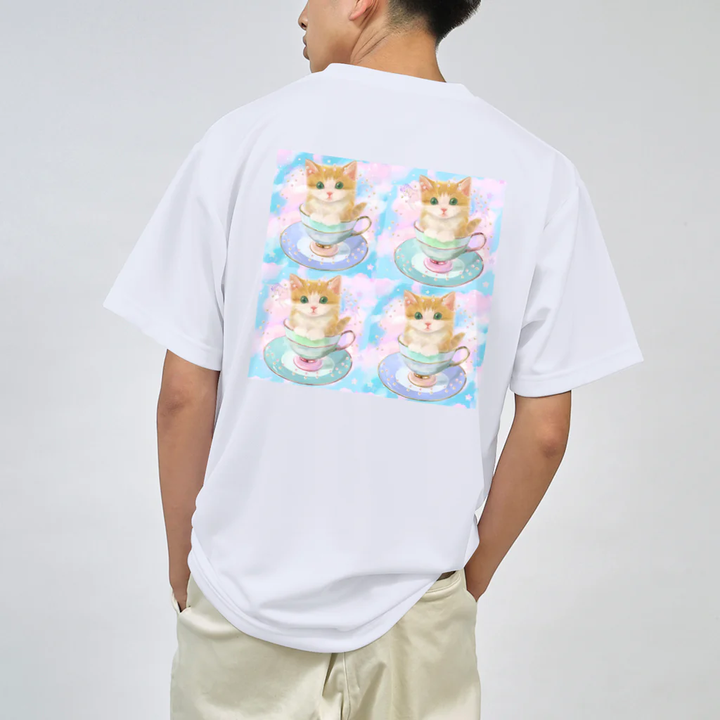 NORIMA'S SHOP のティーカップに入った茶シロ子猫の夢かわイラスト ドライTシャツ