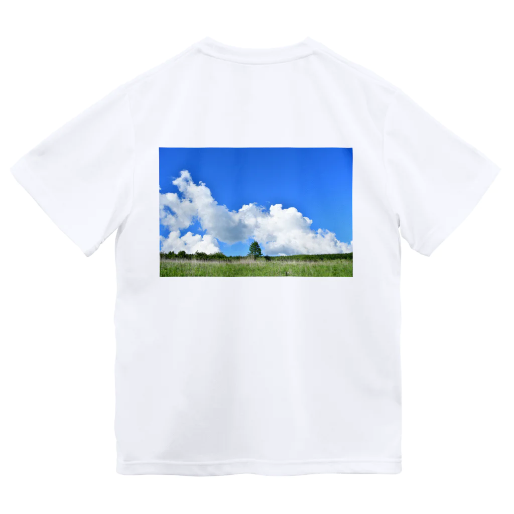 pattedyrの高原の青空 ドライTシャツ