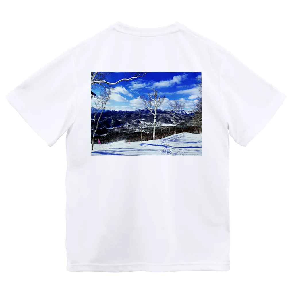 tyhsss-nの白樺と雪景色 ドライTシャツ