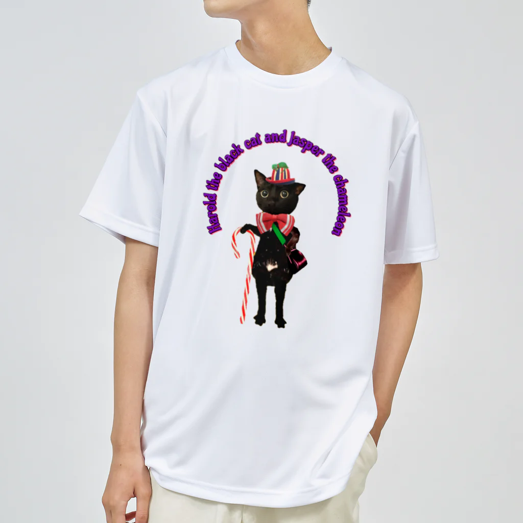 樹樹JUJUの黒猫のハロルドとカメレオンのジャスパー ドライTシャツ