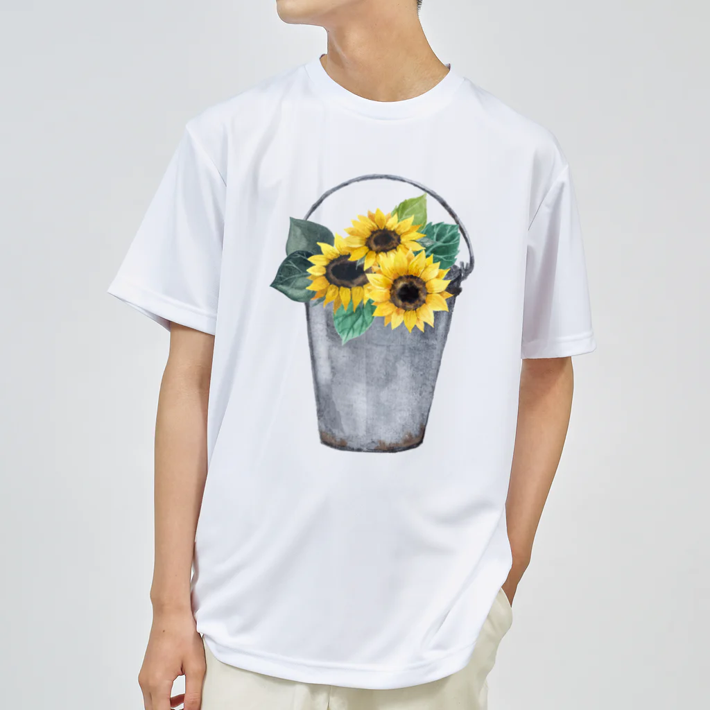 Fred HorstmanのWatering bucket and sunflowers  じょうろ と ひまわり ドライTシャツ