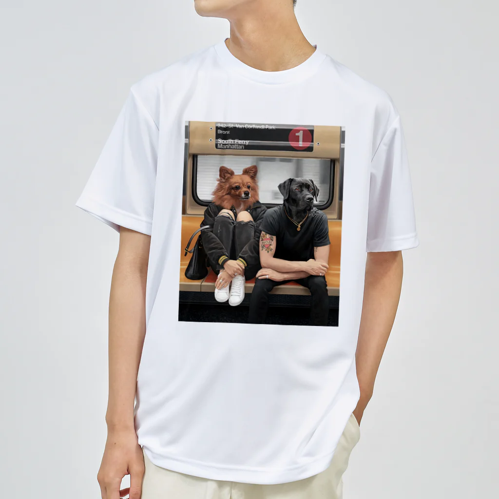 Mottan‘s Art Goods Shopの地下鉄の乗る　犬のカップル ドライTシャツ