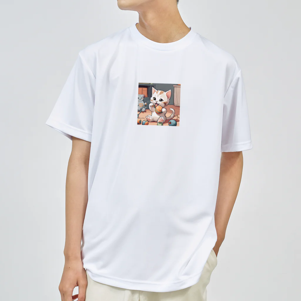 m222web-shopのおもちゃで遊ぶ子猫のイラストグッズ ドライTシャツ