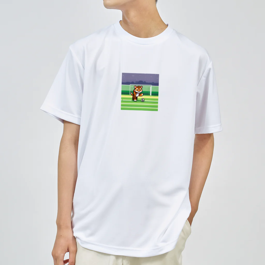 クロスクリエイティブのサッカーをしているトラ ドライTシャツ