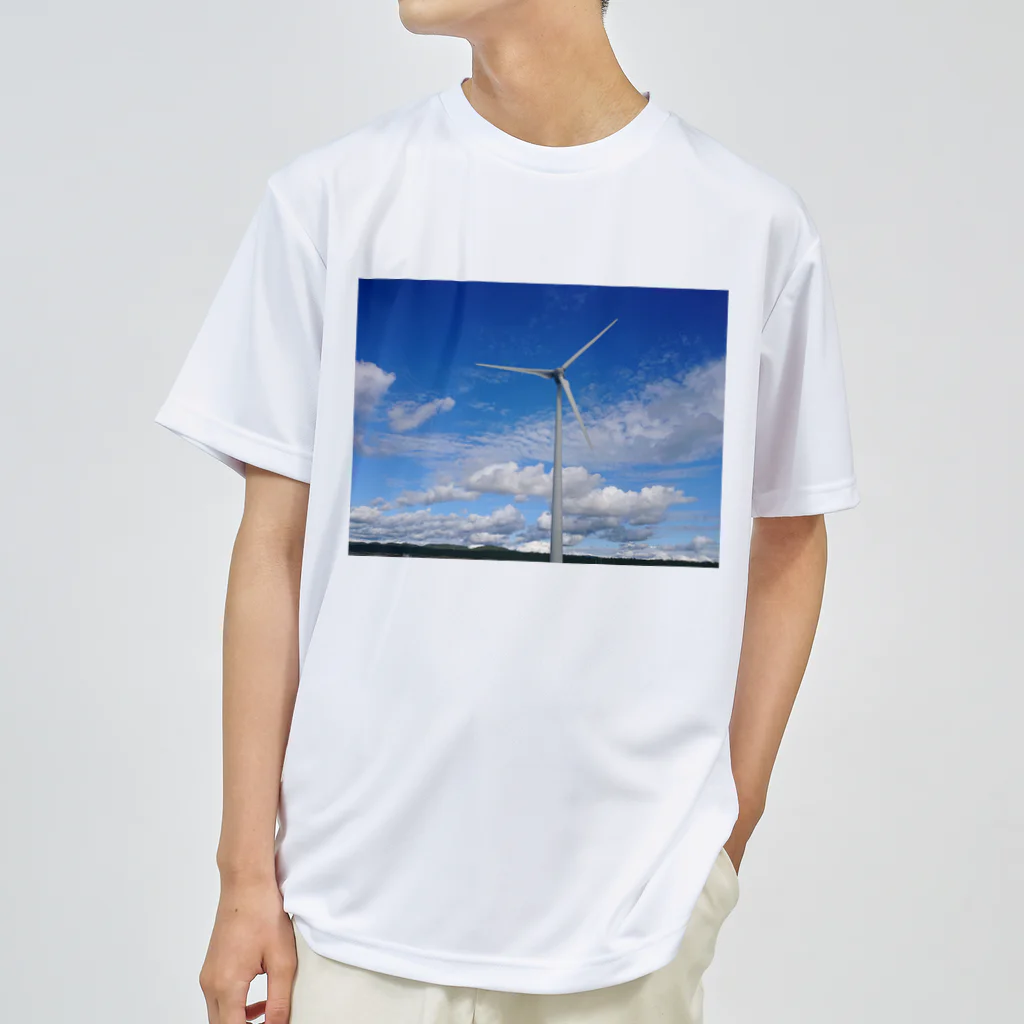 渡部　擁介の青い空と風車 ドライTシャツ