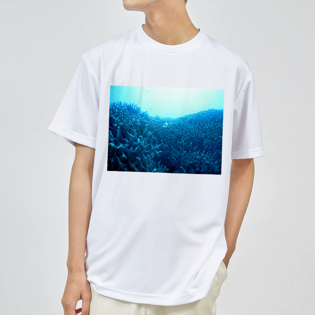 umin0nakaの青い珊瑚礁 Dry T-Shirt