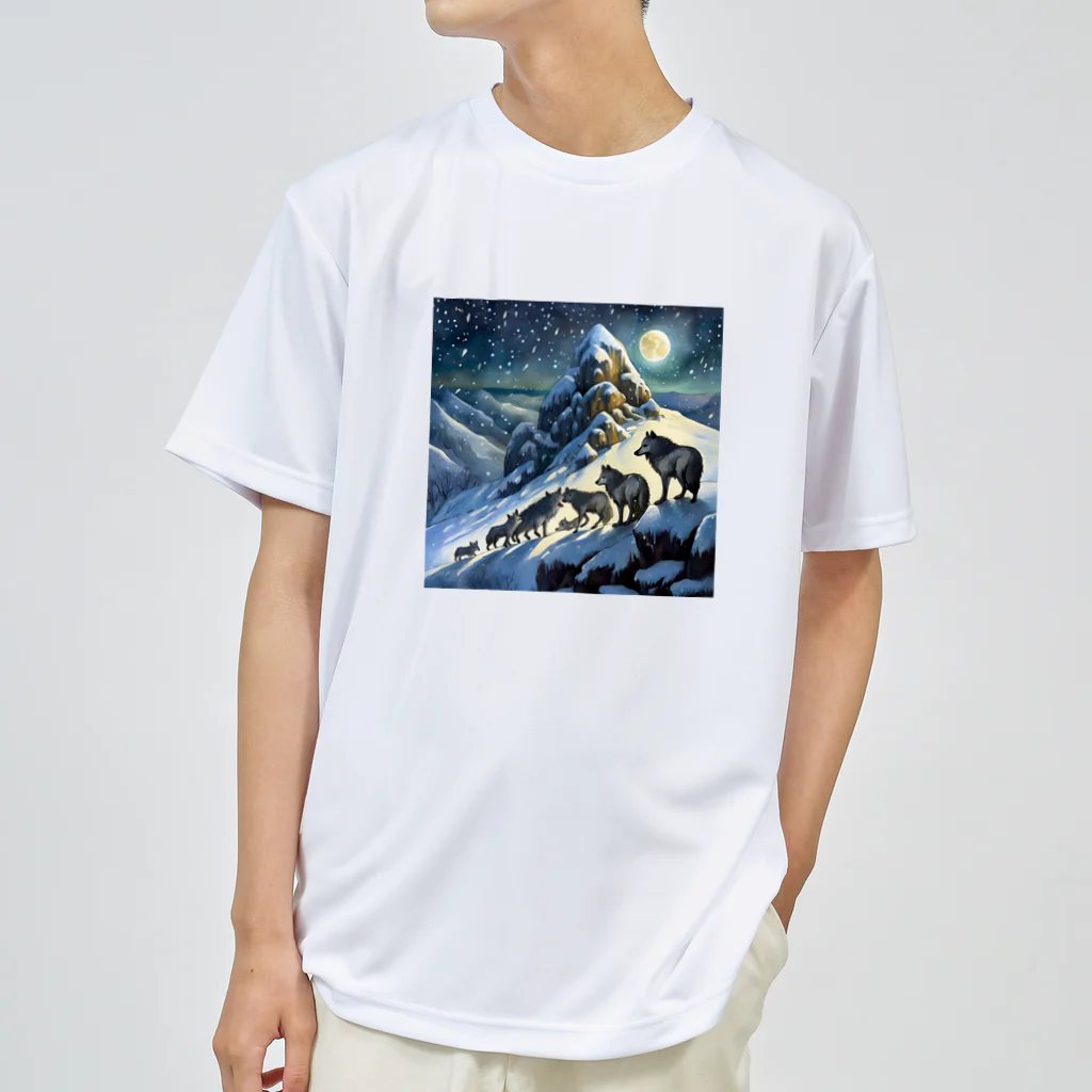 DREAMHOUSEの雪山のオオカミの群れ Dry T-Shirt