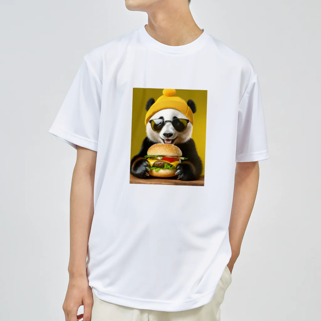 Colorful Canvasのハンバーガーを食べるパンダ Dry T-Shirt