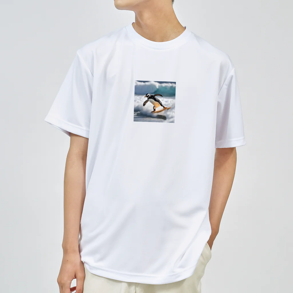 hakumenhonのサーフィンするペンギン第2弾 ドライTシャツ