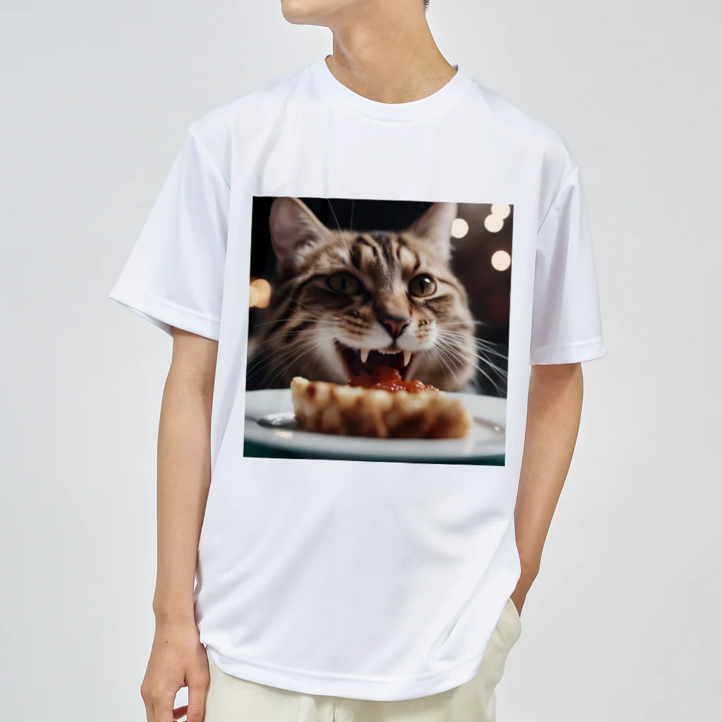 feliceのごはんを食べている猫 ドライTシャツ