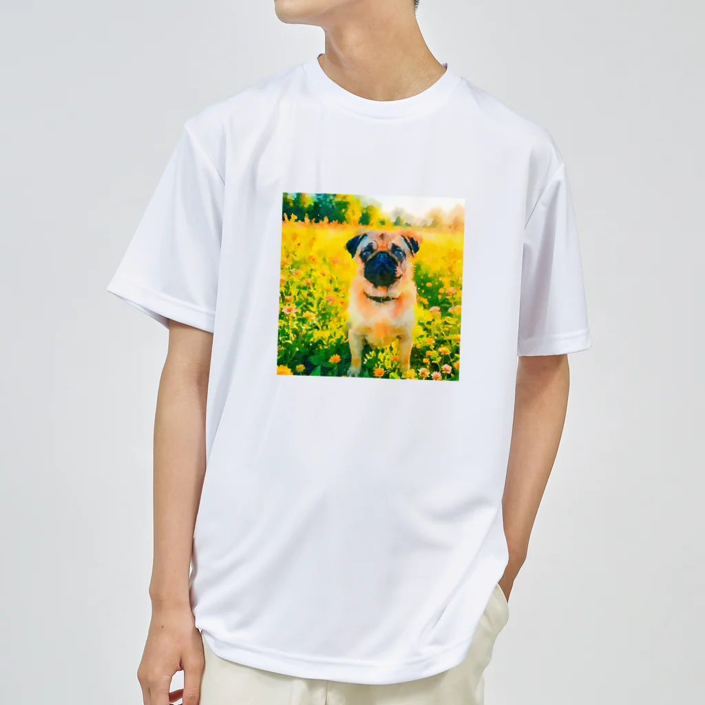 犬好きのしましまの水彩画の犬 花畑のパグのイラスト ドライTシャツ