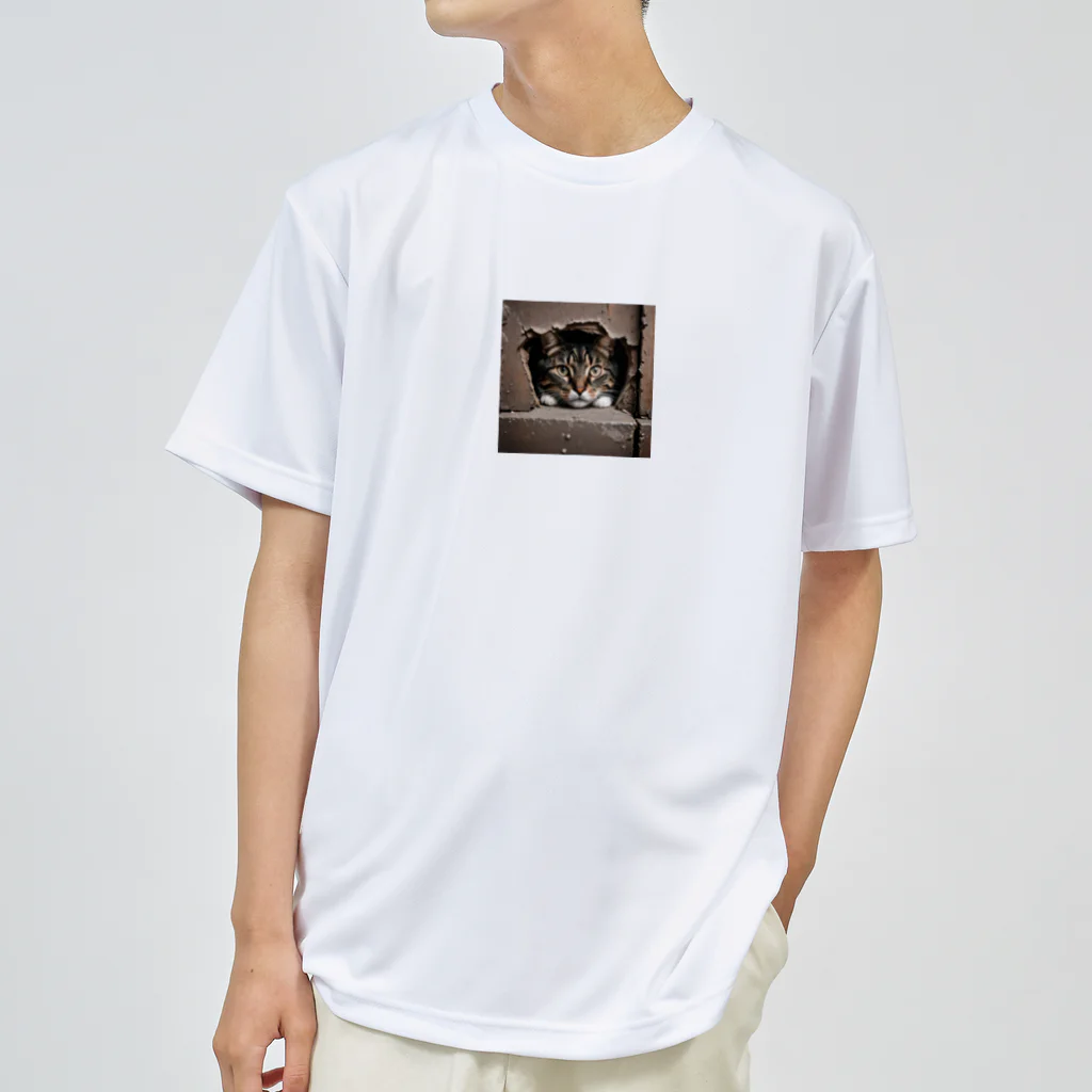 jaguar3の隙間からこんにちは猫 Dry T-Shirt