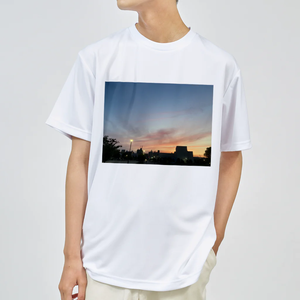 さちの部屋のとある日の夕焼け Dry T-Shirt