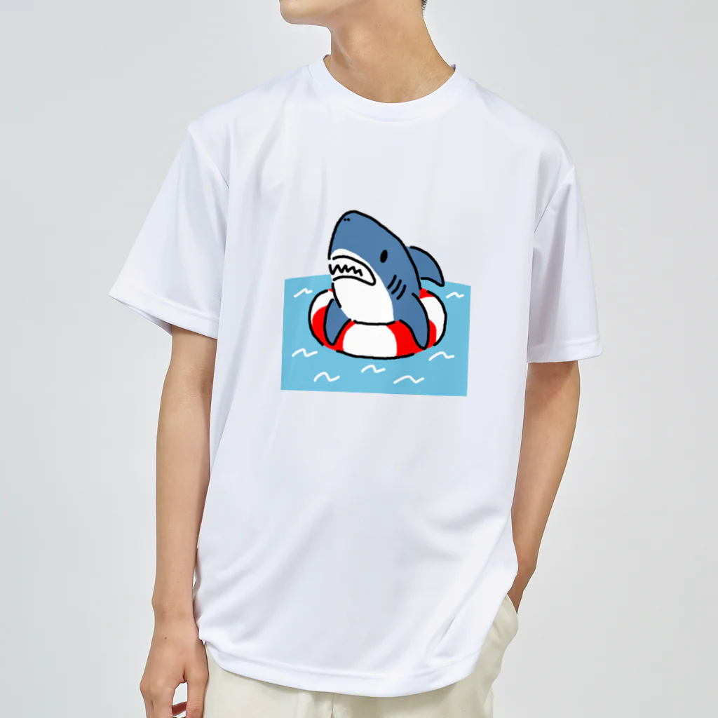 サメ わりとおもいのうきわでうかぶサメ ドライTシャツ