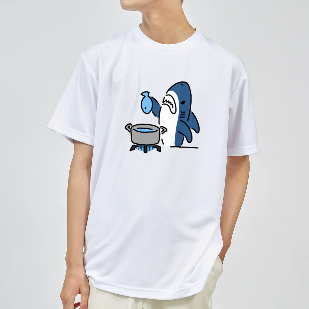 サメ わりとおもいの魚を茹でるサメ ドライTシャツ