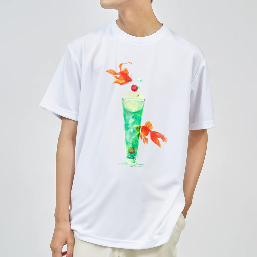 isshiki mayumiの金魚とソーダが夢の泡 ドライTシャツ