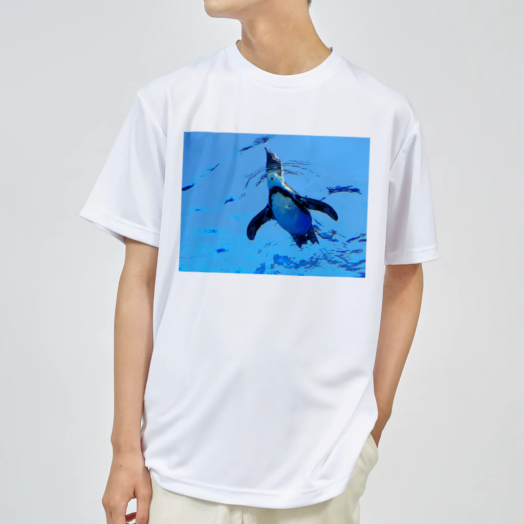 Studio  BLUEの空飛ぶペンギン ドライTシャツ