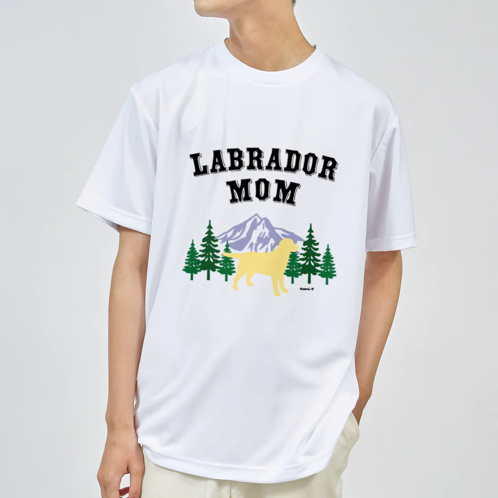 ハッピー・ラブラドールズのLabrador Mom （イエローラブラドール） ドライTシャツ