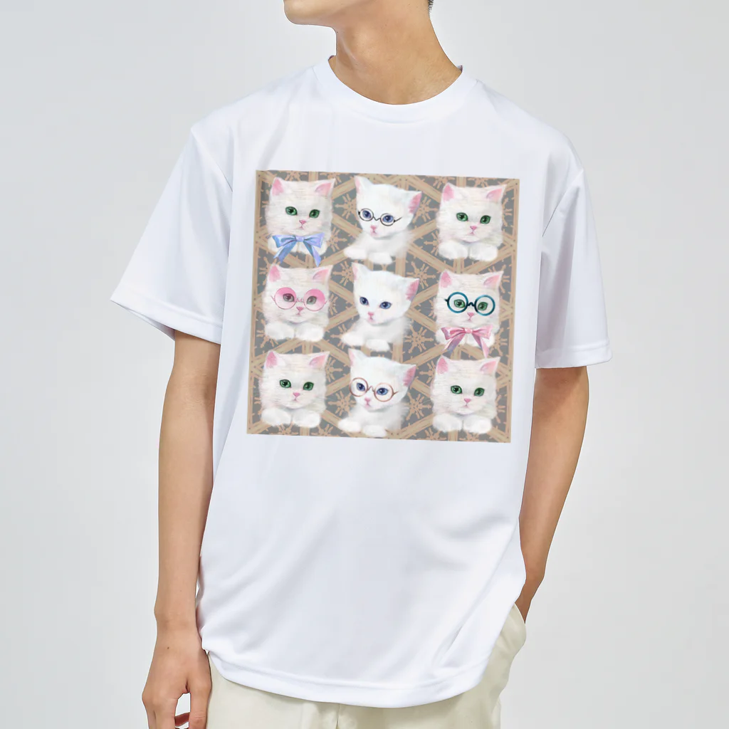NORIMA'S SHOP のリボンとおしゃれメガネをかけた白猫と北欧風パターンイラスト Dry T-Shirt