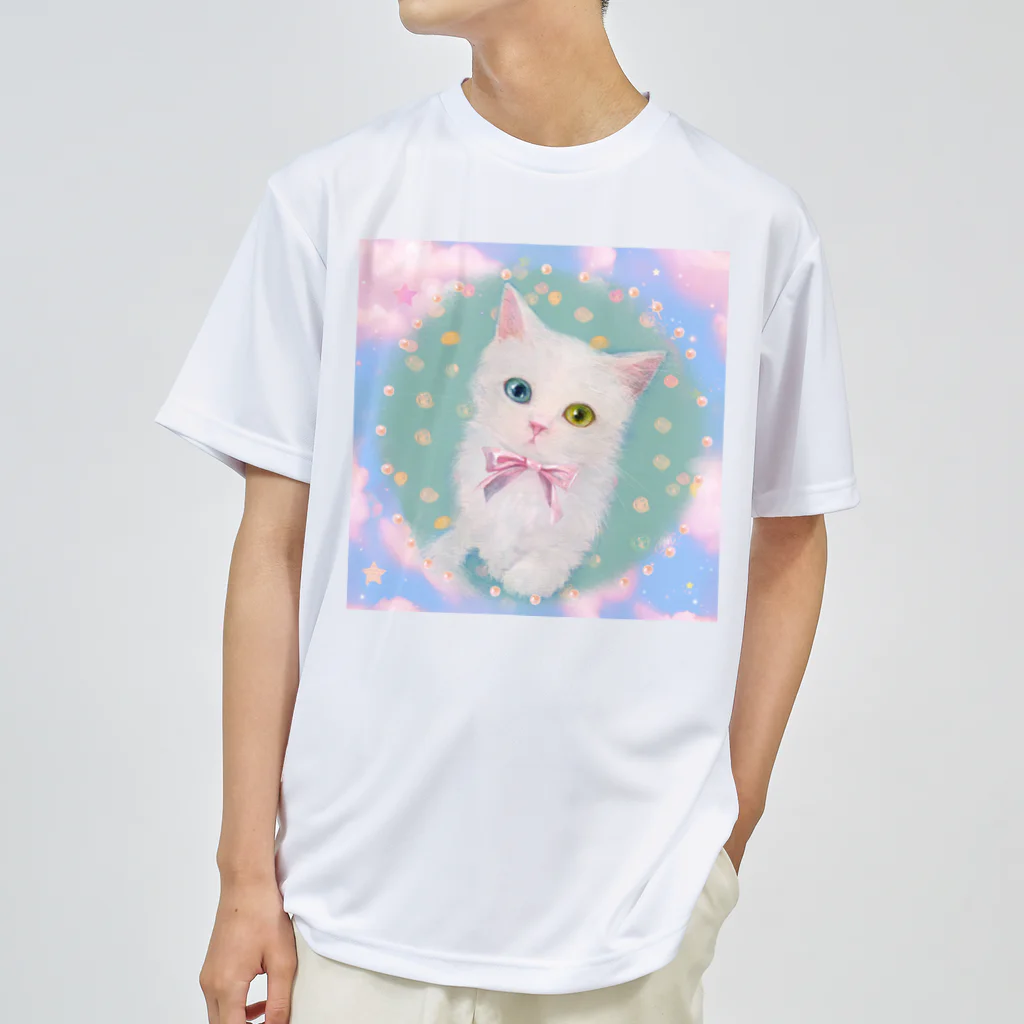 NORIMA'S SHOP のかわいいオッドアイの白い子猫と青空のイラスト Dry T-Shirt