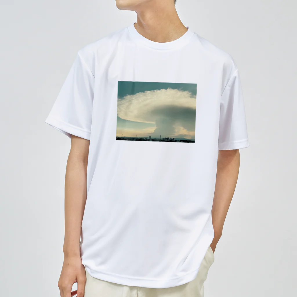 白身魚のフライのかなとこ雲 ドライTシャツ