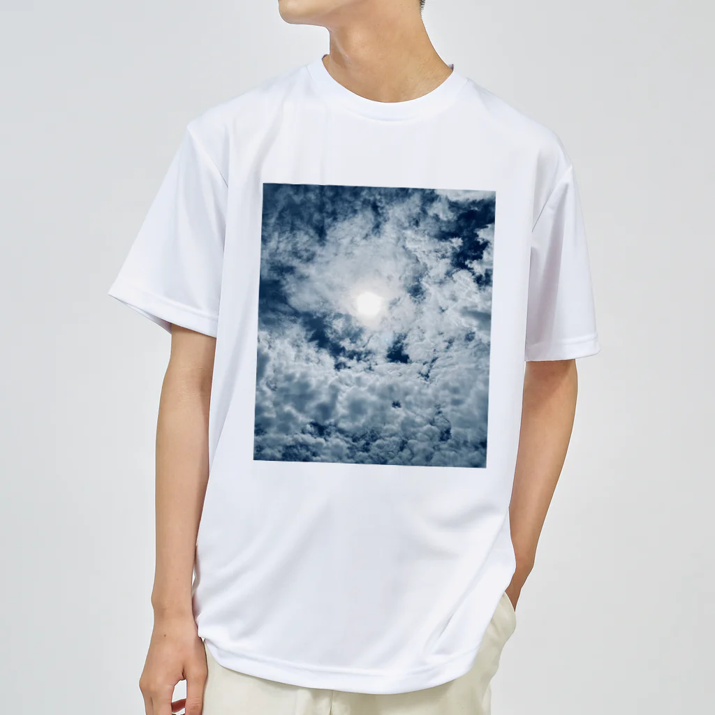 いつかの景色のBlue Moon Sky Dry T-Shirt